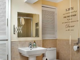 The Hideaway - Spacious 3 Bedroom Apartment