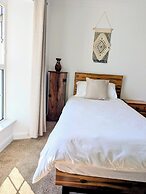 The Hideaway - Spacious 3 Bedroom Apartment