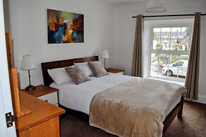 The Hideaway - Spacious 3 Bedroom Apartment