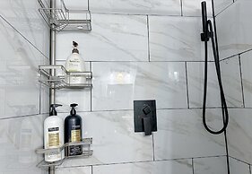 Cozy Downtown Escape With Full Kitchen 32A