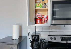 Cozy Downtown Escape With Full Kitchen 32A