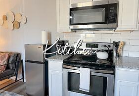 Cozy Downtown Escape With Full Kitchen 32A