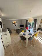 Sun-kissed Villa in Lirac