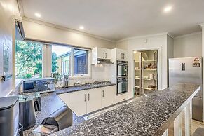 StayAU Gorgeous 5BR BBQ Home Geelong
