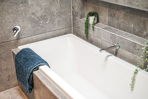 StayAU Gorgeous 5BR BBQ Home Geelong