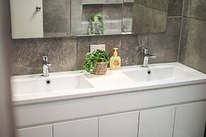 StayAU Gorgeous 5BR BBQ Home Geelong