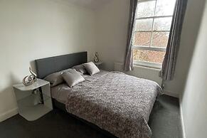 House - Sleeps 6 - Garden - Parking