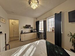 Beachside Retreat - Pets Ok - Free Parking