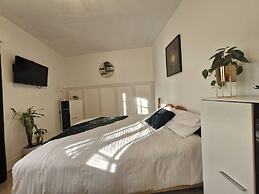 Beachside Retreat - Pets Ok - Free Parking