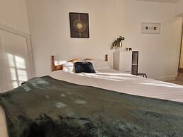 Beachside Retreat - Pets Ok - Free Parking