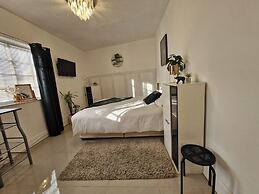 Beachside Retreat - Pets Ok - Free Parking