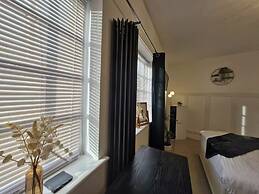 Beachside Retreat - Pets Ok - Free Parking