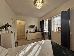 Beachside Retreat - Pets Ok - Free Parking