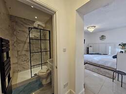 Beachside Retreat - Pets Ok - Free Parking