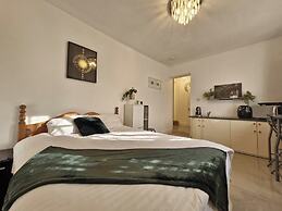 Beachside Retreat - Pets Ok - Free Parking