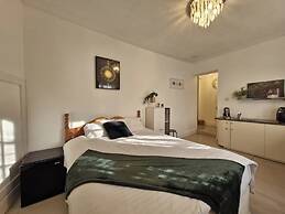 Beachside Retreat - Pets Ok - Free Parking