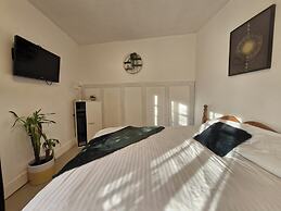 Beachside Retreat - Pets Ok - Free Parking