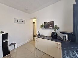 Beachside Retreat - Pets Ok - Free Parking