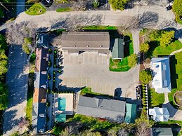 Spruce and Shore Motel