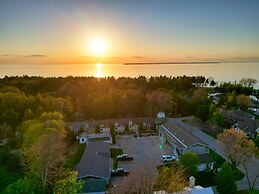 Spruce and Shore Motel