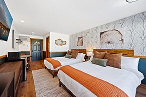 Spruce and Shore Motel