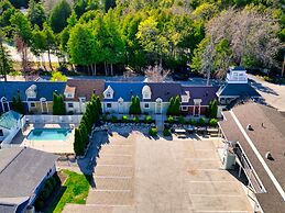 Spruce and Shore Motel