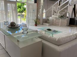 Bay Heights Escape- Courtyard Studios