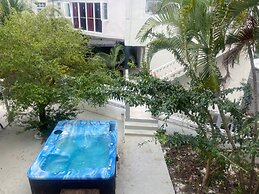 Bay Heights Escape- Courtyard Studios