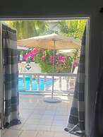 Bay Heights Escape- Courtyard Studios