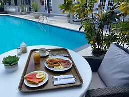 Bay Heights Escape- Courtyard Studios