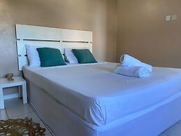 Bay Heights Escape- Courtyard Studios