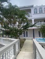 Bay Heights Escape- Courtyard Studios