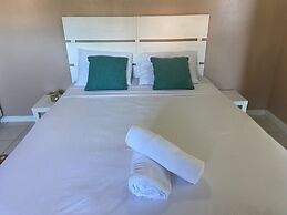 Bay Heights Escape- Courtyard Studios