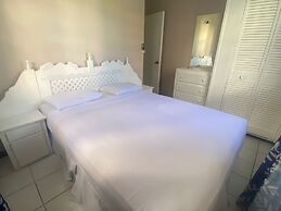 Bay Heights Escape- Courtyard Studios