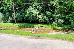Cozy Cabin w Game Room hot tub Creek