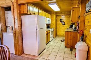 Cozy Cabin w Game Room hot tub Creek