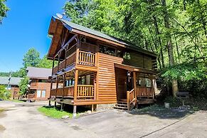 Cozy Cabin w Game Room hot tub Creek