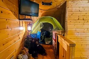 Cozy Cabin w Game Room hot tub Creek