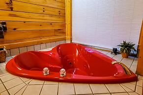 Cozy Cabin w Game Room hot tub Creek