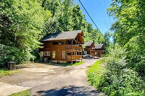 Cozy Cabin w Game Room hot tub Creek