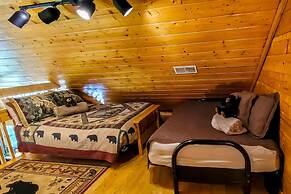 Cozy Cabin w Game Room hot tub Creek
