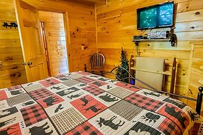 Cozy Cabin w Game Room hot tub Creek