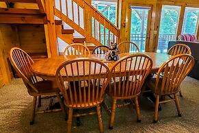 Cozy Cabin w Game Room hot tub Creek