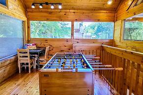Cozy Cabin w Game Room hot tub Creek