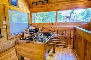 Cozy Cabin w Game Room hot tub Creek