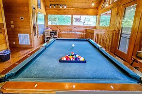 Cozy Cabin w Game Room hot tub Creek
