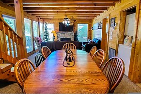 Cozy Cabin w Game Room hot tub Creek