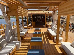 Dahabiya Nile sailing Luxor to Aswan