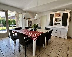 Spacious Bungalow Surrounded Large Garden