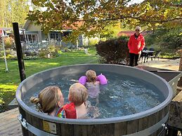 House With hot tub Sauna 300 Meters to Lake Boat Included